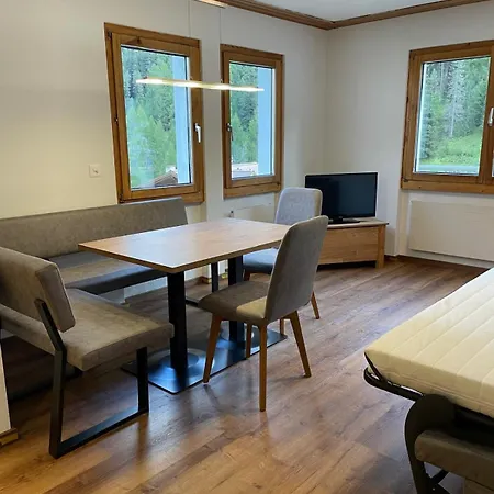 아파트 Chasa Ravaischa 삼나운